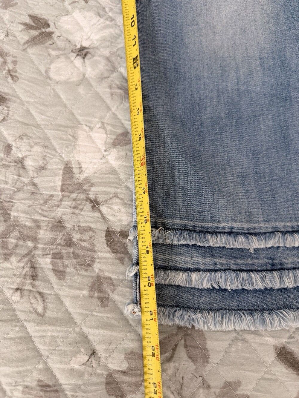 Chico’s Pull On Capri Jeans Womens 1.5 US 10 Frayed Tiered Hem Stretch Denim - Picture 3 of 7